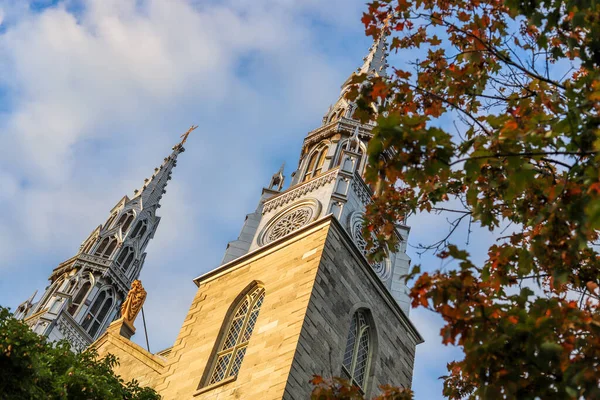 Alte Katholische Kirche Und Herbstblätter Abends — Stockfoto