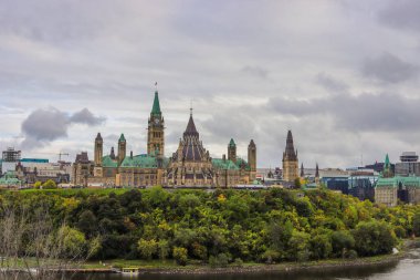 Parliament Hill, Ottawa, Sonbaharda Rideau Kanalı. Bulutlu gökyüzü
