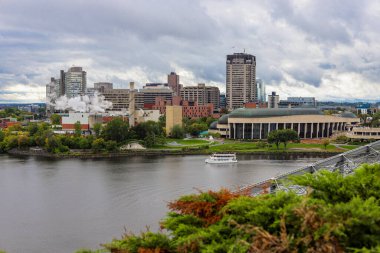 Parliament Hill, Ottawa, Sonbaharda Rideau Kanalı 'nın eski köprüsü. Bulutlu gökyüzü