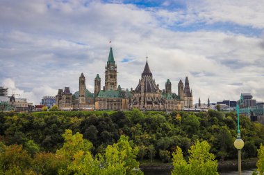 Parliament Hill, Ottawa, Sonbaharda Rideau Kanalı. Bulutlu gökyüzü