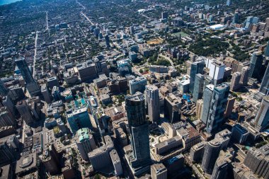 Toronto şehir merkezindeki hava manzarası. Gökdelenler, sokaklar ve parklar, Toronto, Ontario / Kanada - 08.08.2020 