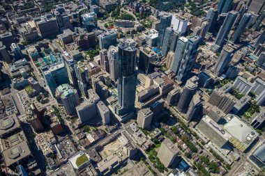 Toronto şehir merkezindeki hava manzarası. Gökdelenler, sokaklar ve parklar, Toronto, Ontario / Kanada - 08.08.2020 