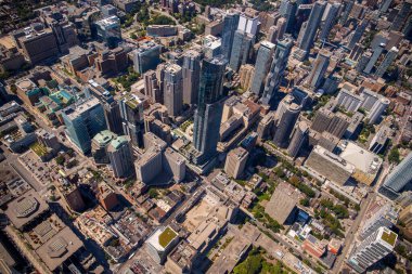 Toronto şehir merkezindeki hava manzarası. Gökdelenler, sokaklar ve parklar, Toronto, Ontario / Kanada - 08.08.2020 
