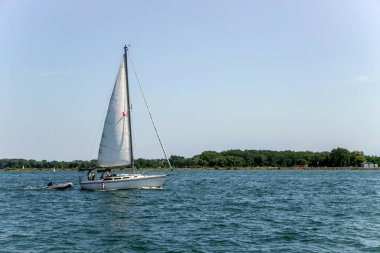 Yelkenli gemi gölde yelken açar..