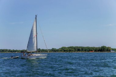 Yelkenli gemi gölde yelken açar..
