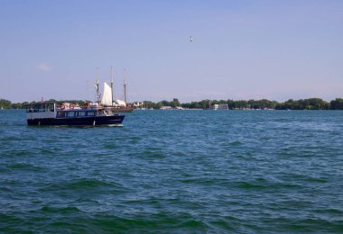 Kaliteli gemi Toronto limanından ayrılıyor. İsimsiz