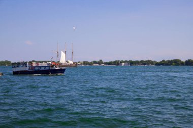 Kaliteli gemi Toronto limanından ayrılıyor. İsimsiz