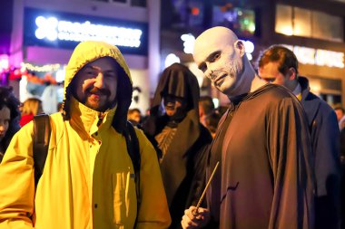 Toronto, Ontario / Kanada 10.31.2019 Cadılar Bayramı festival partisi. Kilise sokağı, farklı maskeli ve kostümlü insanlar.. 
