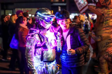 Toronto, Ontario / Kanada 10.31.2019 Cadılar Bayramı festival partisi. Kilise sokağı, farklı maskeli ve kostümlü insanlar. Neon ışıkları. 