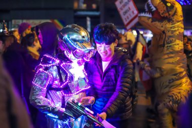Toronto, Ontario / Kanada 10.31.2019 Cadılar Bayramı festival partisi. Kilise sokağı, farklı maskeli ve kostümlü insanlar. Neon ışıkları. 