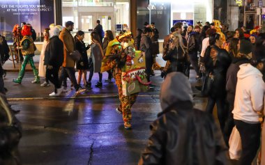 Toronto, Ontario / Kanada 10.31.2019 Cadılar Bayramı Karnavalı. Kilise sokağı, farklı maskeler ve kostümlerle yürüyen insanlar.. 
