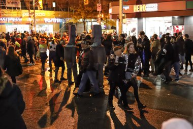 Toronto, Ontario / Kanada 10.31.2019 Cadılar Bayramı Karnavalı. Kilise sokağı, farklı maskeler ve kostümlerle yürüyen insanlar.. 