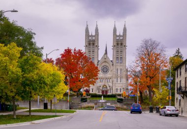 Sonbahar geldi. Hıristiyan kilisesi. Meryem Ana 'nın Bazilikası Guelph