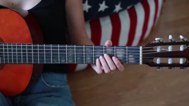 Молода Жінка Браслетом Руці Грає Гітарі Торкається Струнних — стокове відео