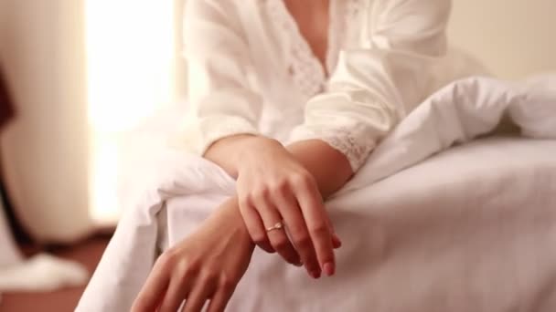 Pengantin Berbaring Tempat Tidur Dengan Cincin Kawin Tangannya Pada Hari — Stok Video
