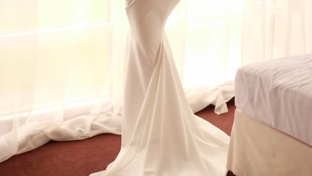 新娘在一个美丽的和时尚的长礼服与珍珠和图案 — 图库视频影像