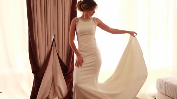 Bruden Vacker Och Elegant Långklänning Beundrar Sin Tåg Brudklänning — Stockvideo