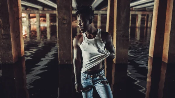 Jeune Homme Africain Débardeur Blanc Jeans Tient Dans Eau Sous — Photo