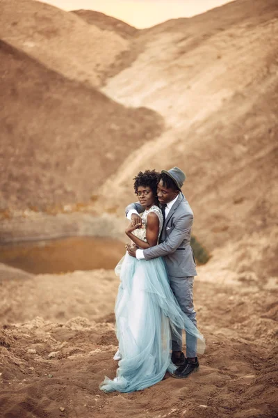 Svart Lyckligt Nygifta Stå Och Krama Canyon Mot Bakgrund Floden — Stockfoto