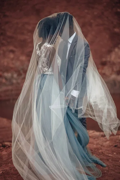 Kanyon güzel manzara karşı gelin peçe altında siyah mutlu yeni evliler hazır. Portre.