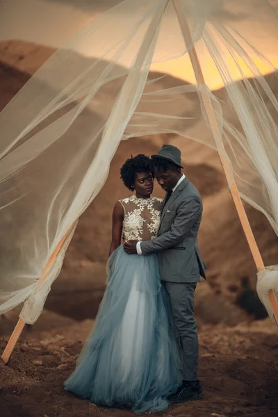 Negro Feliz Recién Casados Pie Abrazar Bajo Tienda Boda Cañón — Foto de Stock