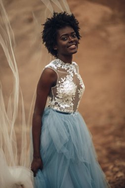 Uzun güzel gelinlik ve gelin peçe siyah gelin anlamına gelir ve gülümsüyor. Yan görünümü. Portre.