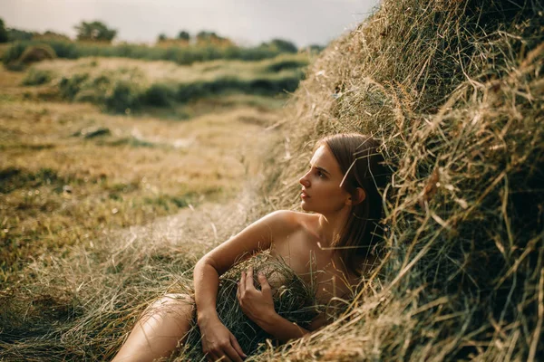 Jonge Naakte Vrouw Ligt Buurt Van Hooiberg Weide — Stockfoto