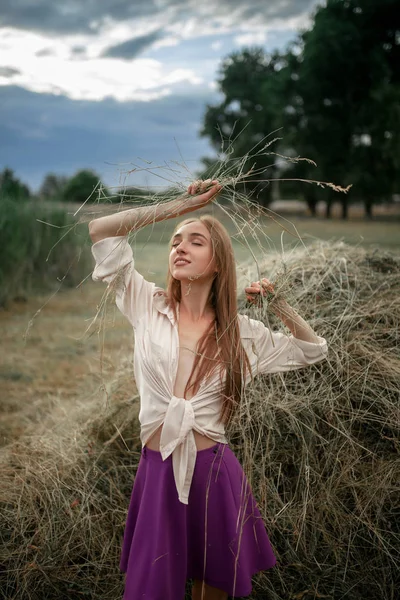 Mladá Usměvavá Žena Košili Krátké Sukně Stojany Zavřenýma Očima Poblíž — Stock fotografie