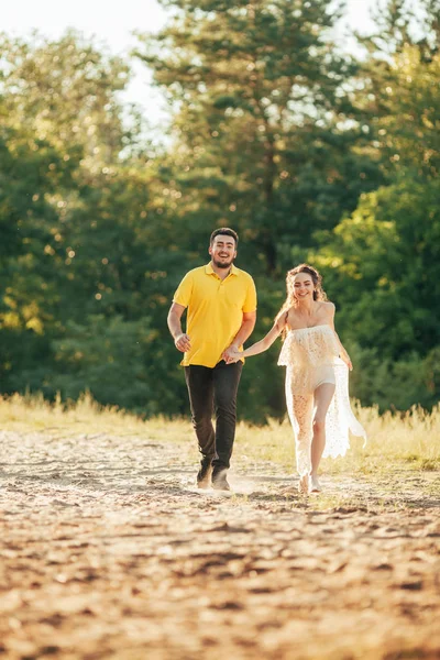 Jovem Casal Apaixonado Segura Mãos Corre Floresta Contra Fundo Árvore — Fotografia de Stock