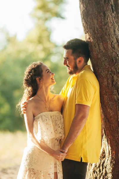 Jovem Casal Apaixonado Sorri Abraça Mantém Mãos Floresta Contra Fundo — Fotografia de Stock