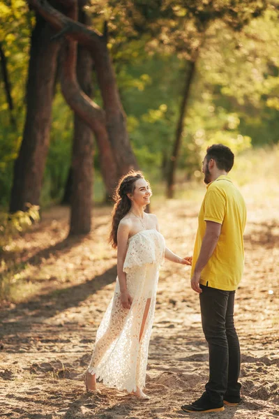 Jeune Couple Amoureux Sourit Tient Main Dans Forêt Sur Fond — Photo