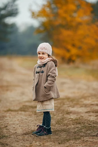 Mädchen Mantel Und Mütze Mit Schal Steht Bei Spaziergang Herbstwald — Stockfoto