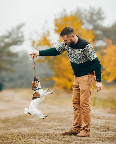 Giovane Uomo Diverte Gioca Con Suo Cane Durante Passeggiata Nella — Foto Stock