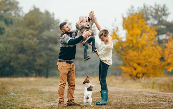 Genitori Felici Divertono Sollevano Loro Figlia Sul Sentiero Della Foresta — Foto Stock