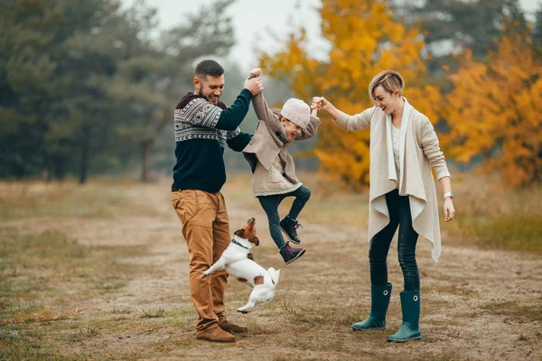 Genitori Felici Divertono Sollevano Loro Figlia Sul Sentiero Della Foresta — Foto Stock