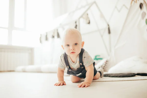 Niño Los Mamelucos Camiseta Arrastra Suelo Habitación Contra Ventana —  Fotos de Stock