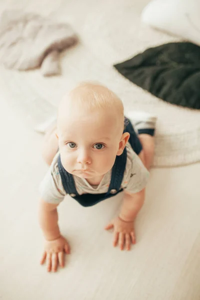 Niño Pequeño Con Mamelucos Camiseta Arrastra Por Suelo Habitación Vista —  Fotos de Stock