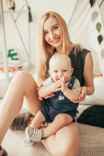 Mamma Med Hennes Lilla Son Leenden Och Spelar Golvet Rummet — Stockfoto