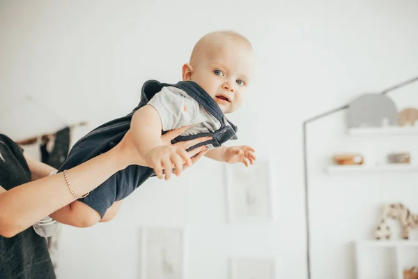 Mamma Leker Med Sin Lilla Son Och Håller Hans Händerna — Stockfoto