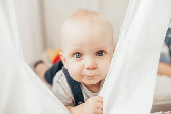 Retrato Niño Pequeño Con Mamelucos Camiseta Acostado Cama —  Fotos de Stock