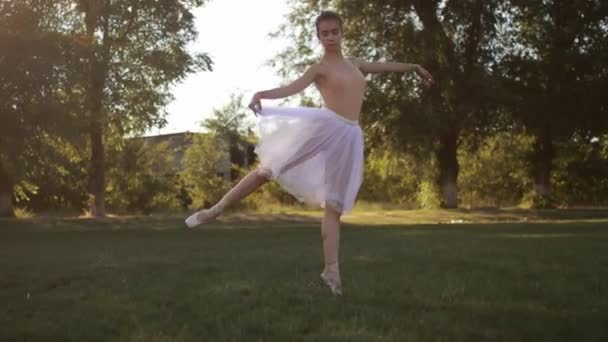 Bailarina Vestido Blanco Transparente Baila Sobre Fondo Césped Árboles Retroiluminación — Vídeo de stock