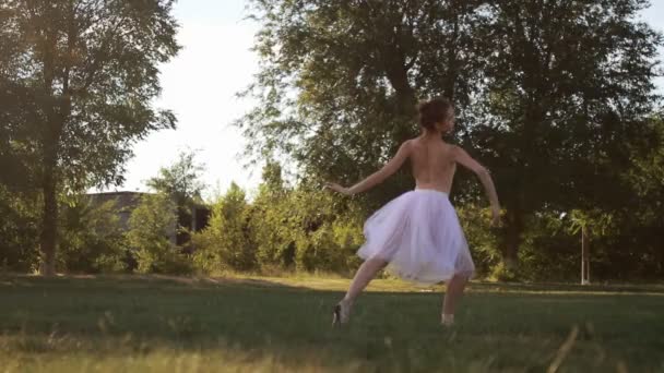 Балерина Белом Прозрачном Платье Танцует Фоне Газона Деревьев Подсветка — стоковое видео