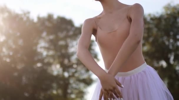 Baleriny Białej Sukni Przezroczysta Tańce Tle Łąka Podświetlenie Zbliżenie — Wideo stockowe