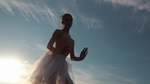Ballerina Witte Transparante Jurk Dansen Achtergrond Van Blauwe Hemel Bij — Stockvideo