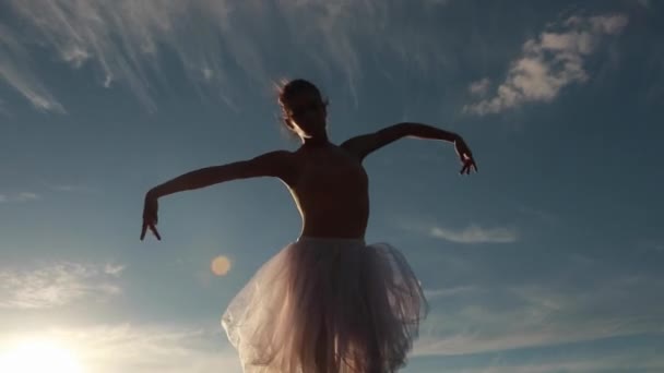 Ballerina Weißem Transparentem Kleid Tanzt Vor Blauem Himmel Bei Sonnenuntergang — Stockvideo