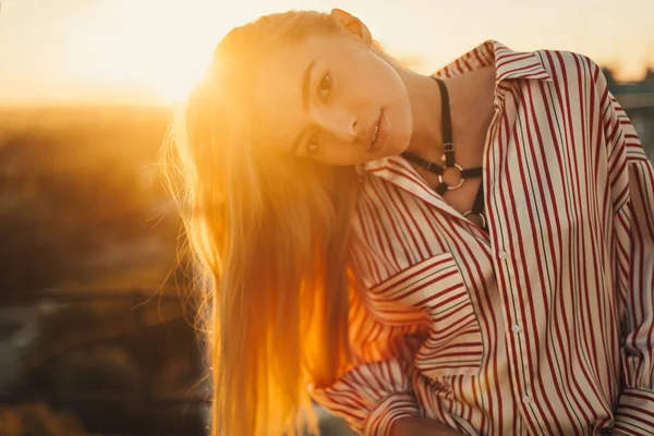 Giovane Donna Bionda Camicia Seduto Sullo Sfondo Del Tramonto Retroilluminazione — Foto Stock