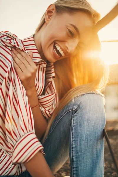 Ung Kvinna Skjorta Och Jeans Skrattar Glatt Mot Solnedgången Bakgrund — Stockfoto