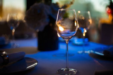 Kadehlerin restoranda Seeved tablo. Portre.