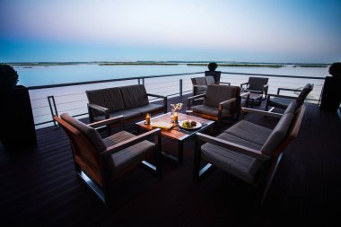 Teras deniz arka plan üzerinde bir kişi için servis restoran tabloda.