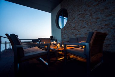 Teras bir kişi için servis restoran tabloda.